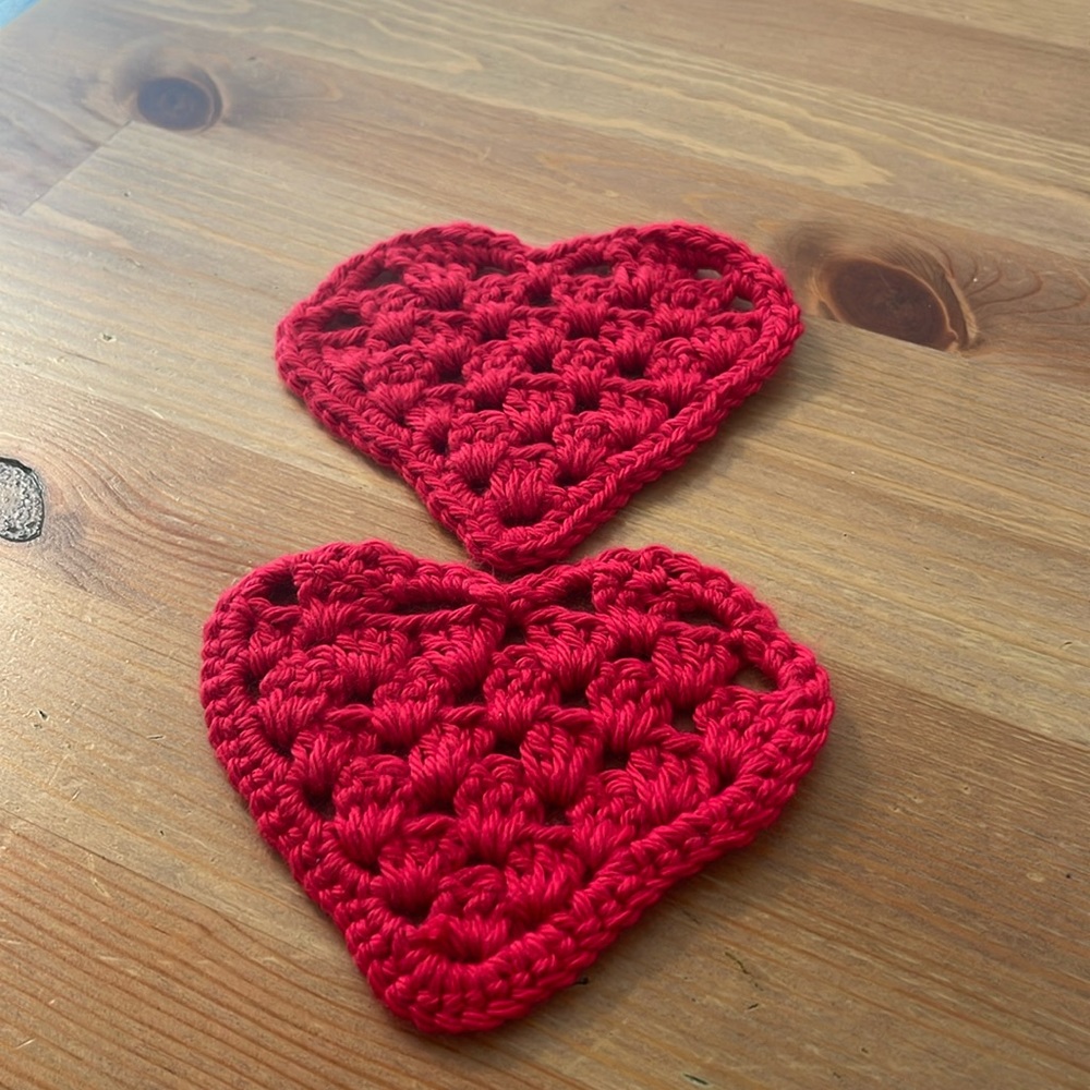 1 set of crochet heart coaster